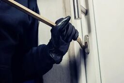 دستگیری سارق تجهیزات خودرو در خیابان مدنی؛ ابزار سرقت از متهم کشف شد