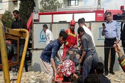 آتش‌نشانان کارگر معلق را از ارتفاع ۱۴ متری نجات دادند