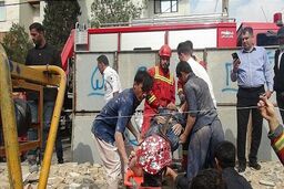 آتش‌نشانان کارگر معلق را از ارتفاع ۱۴ متری نجات دادند