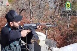 فیلم واقعی از درگیری پلیس با قاتل فراری/ قاتل مسلح کشته شد