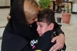 بازگشت پسربچه گمشده به آغوش مادر