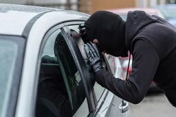 ببینید: تلاش سارقان چاقوکش برای سرقت خودرو مقابل چشم صاحبش در ملارد
