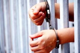 پسر موتورسوار به جرم تجاوز به دختر جوان محاکمه می‌شود