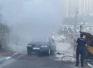 آتش‌سوزی پژو ۴۰۵ جلوی چشم همه در اتوبان مدرس/ عکس