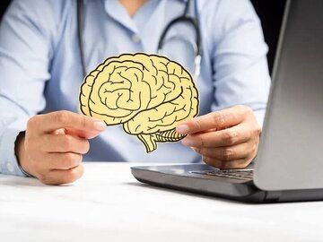 این اشتباهات مغز شما را ۱۰ سال پیرتر می‌کند