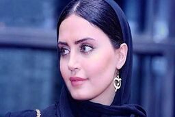 ژست و استایل فرانسوی الناز شاکردوست در یک کافه زیبا