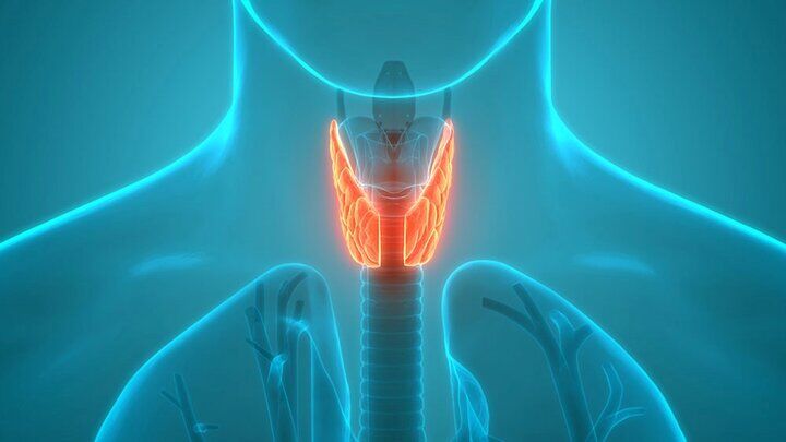 علائم کم‌کاری یا پرکاری تیروئید چیست؟