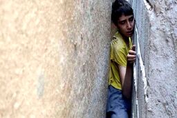 نجات پسر گرفتار شده بین ۲ دیوار