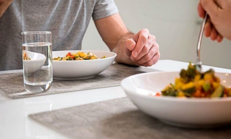 بالاخره آب همراه غذا بخوریم یا نه؟