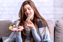 چرا استرس باعث پرخوری می‌شود؟/ غذا یا ابزار بقا؟/ فلسفه «پرخوری عصبی» چیست؟
