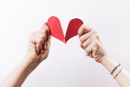 درخواست طلاق از مردی که به مزاحمت برای زن همسایه متهم شد