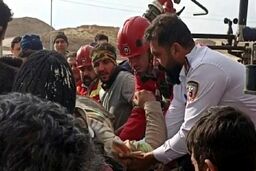 گرفتاری کارگر مصدوم در ارتفاع ۵۶ متری داربست/ نجات با نردبان امداد