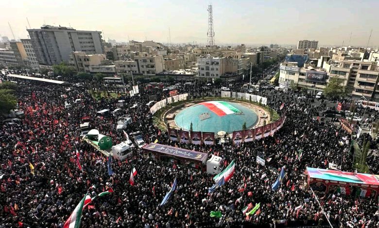تصویری اندوه‌بار از تابوت خردسالان شهید در مراسم تشییع پیکر شهدا