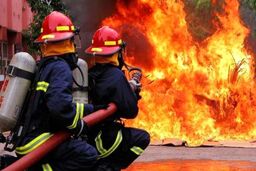 آتش‌سوزی گسترده در بابل/ آتش بعد از ۱۰ ساعت هنوز شعله می‌کشد
