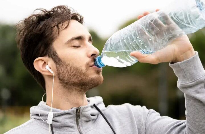 نوشیدن بیش از حد آب چه عوارضی برای بدن دارد؟