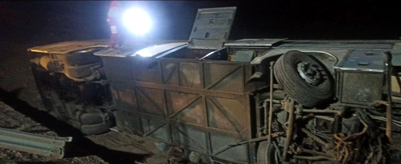 ۲۶ مصدوم در حادثه واژگونی اتوبوس مسافربری در جاده زاهدان ـ بم